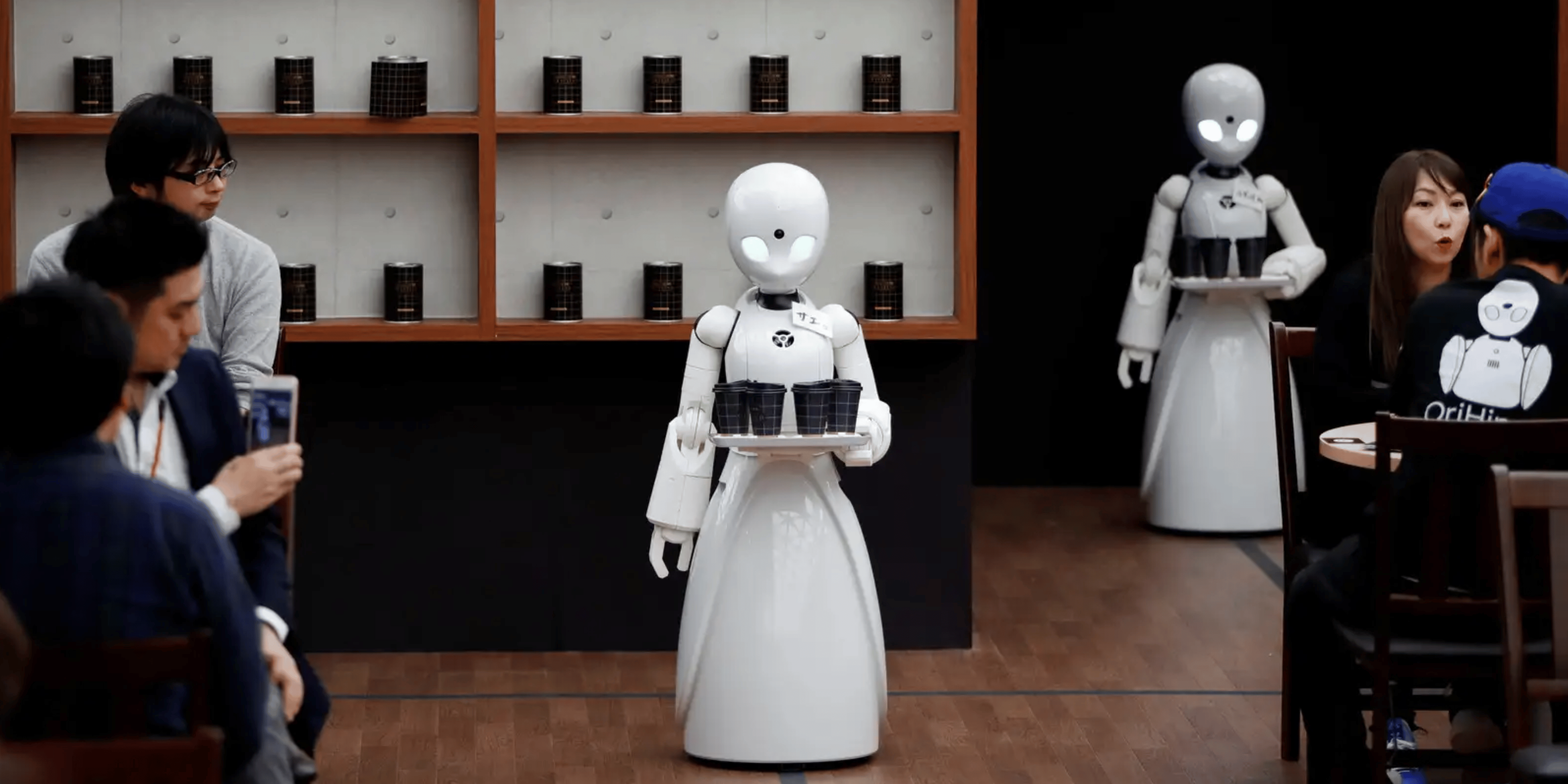 Robotok dolgoznak egy japán kávézóban