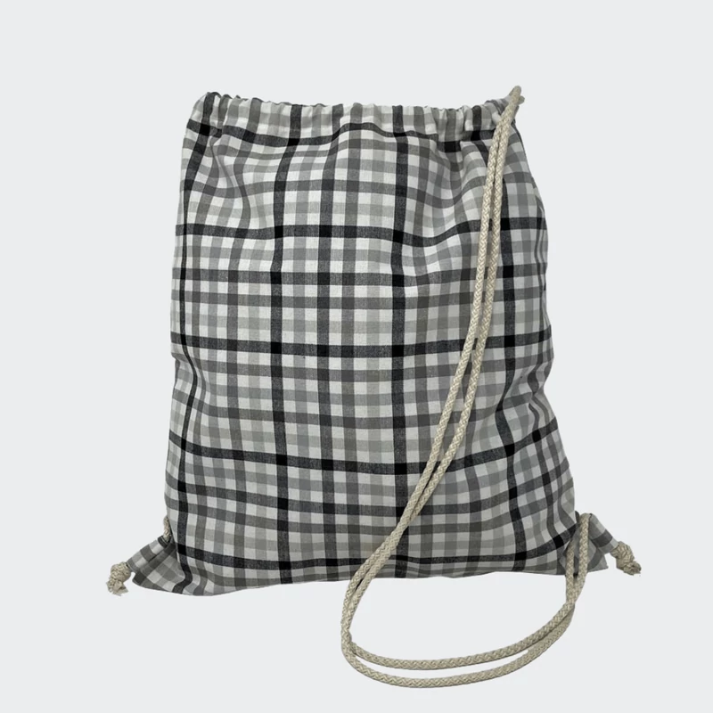 raktikus gyerek tornazsák szürke kockás designnal, iskolai és sportolási célokra.